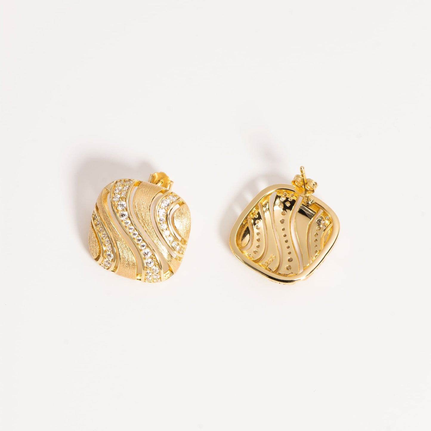 Golden Square Earrings with Delicate Wave Patterns and Simulated Diamonds: Versatile Elegance for Any Occasion