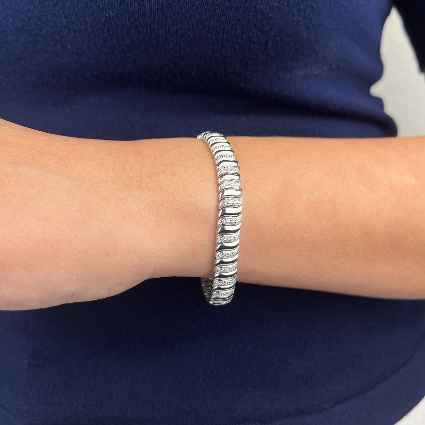 Model showcasing the Half Pave Twisted Silver Bracelet - Crafted from silver and gold-plated, this substantial 27g piece exudes a premium feel. The impressive structure strikes the perfect balance between firmness and flexibility, delivering a refined and empowering elegance.