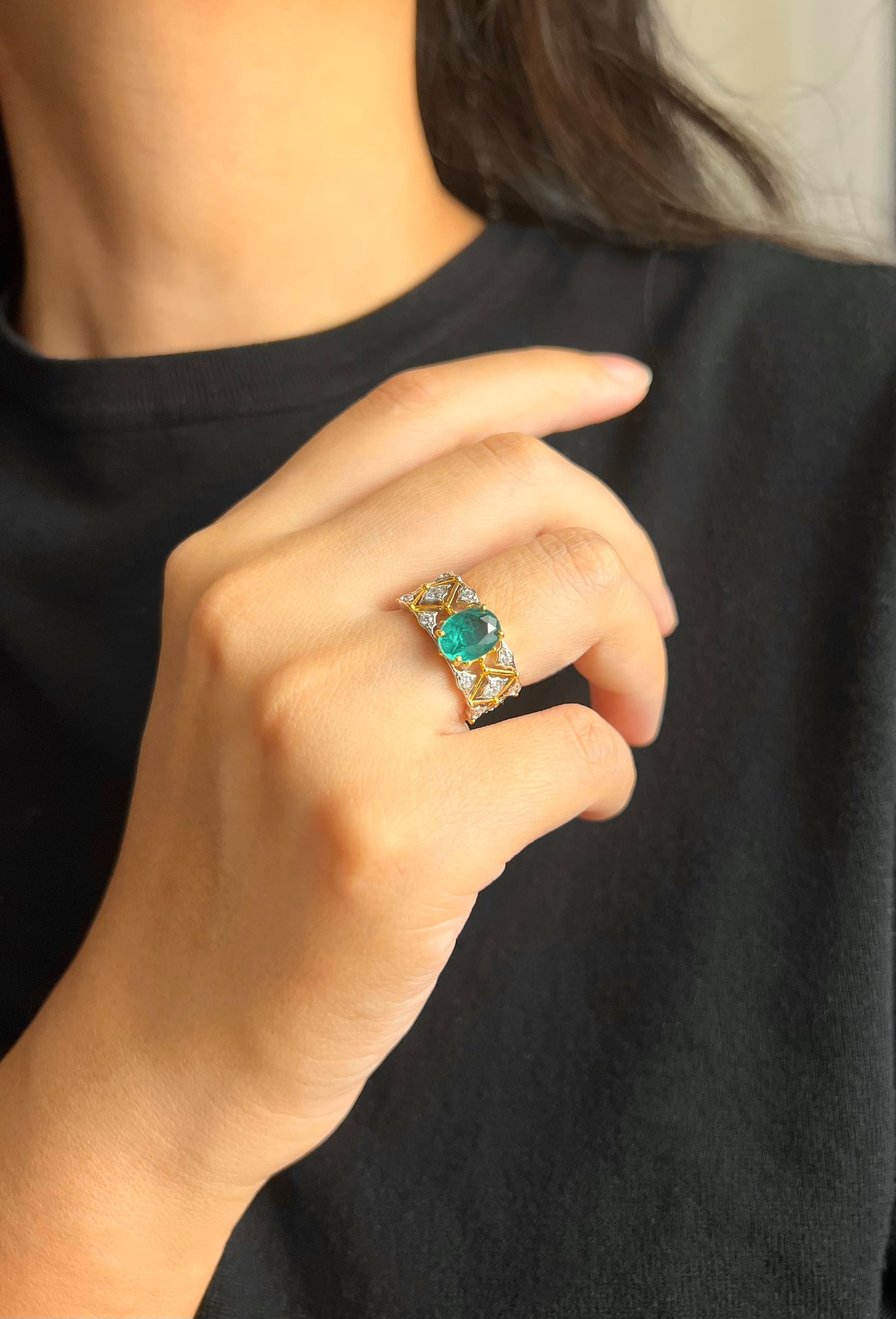 Luxurious masterpiece: Enchanting Emerald Ring in elegant metals