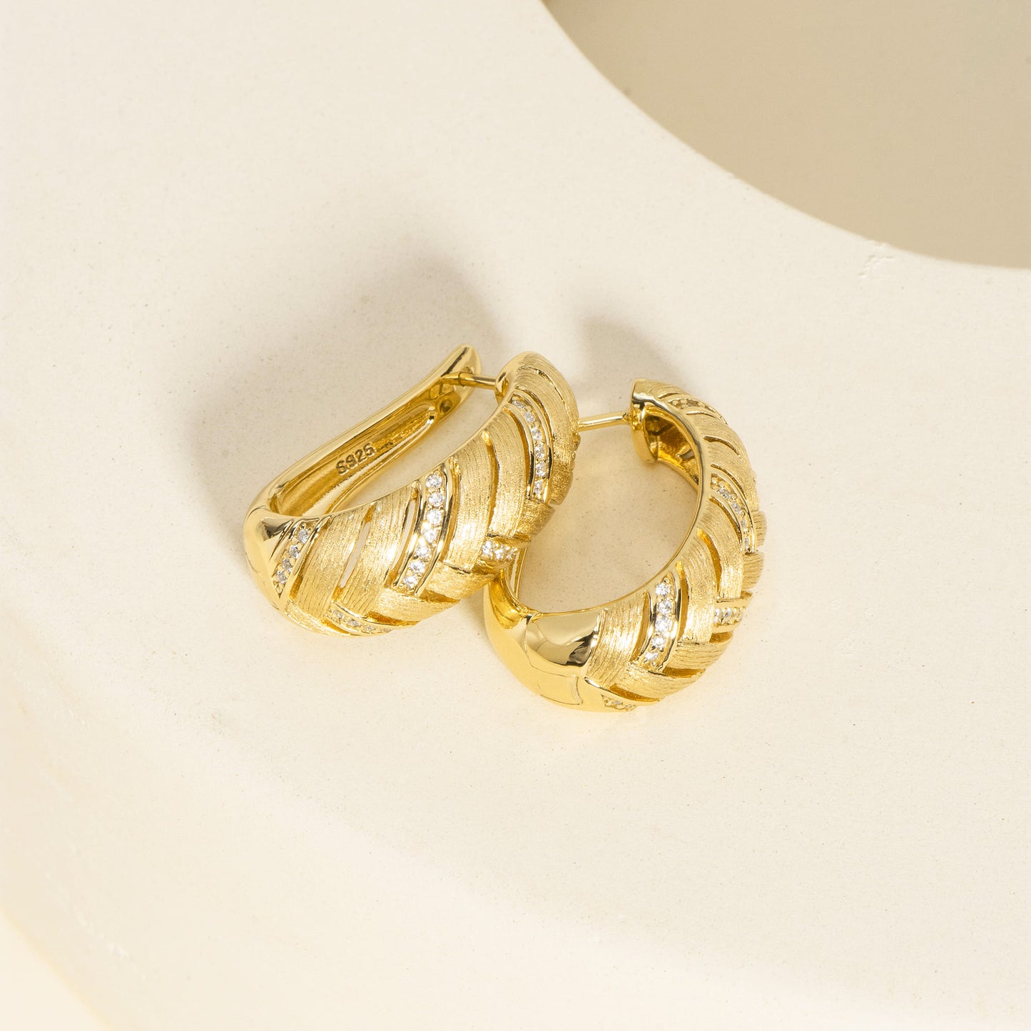 Golden Woven Earrings: Exquisite Craftsmanship and Elegance