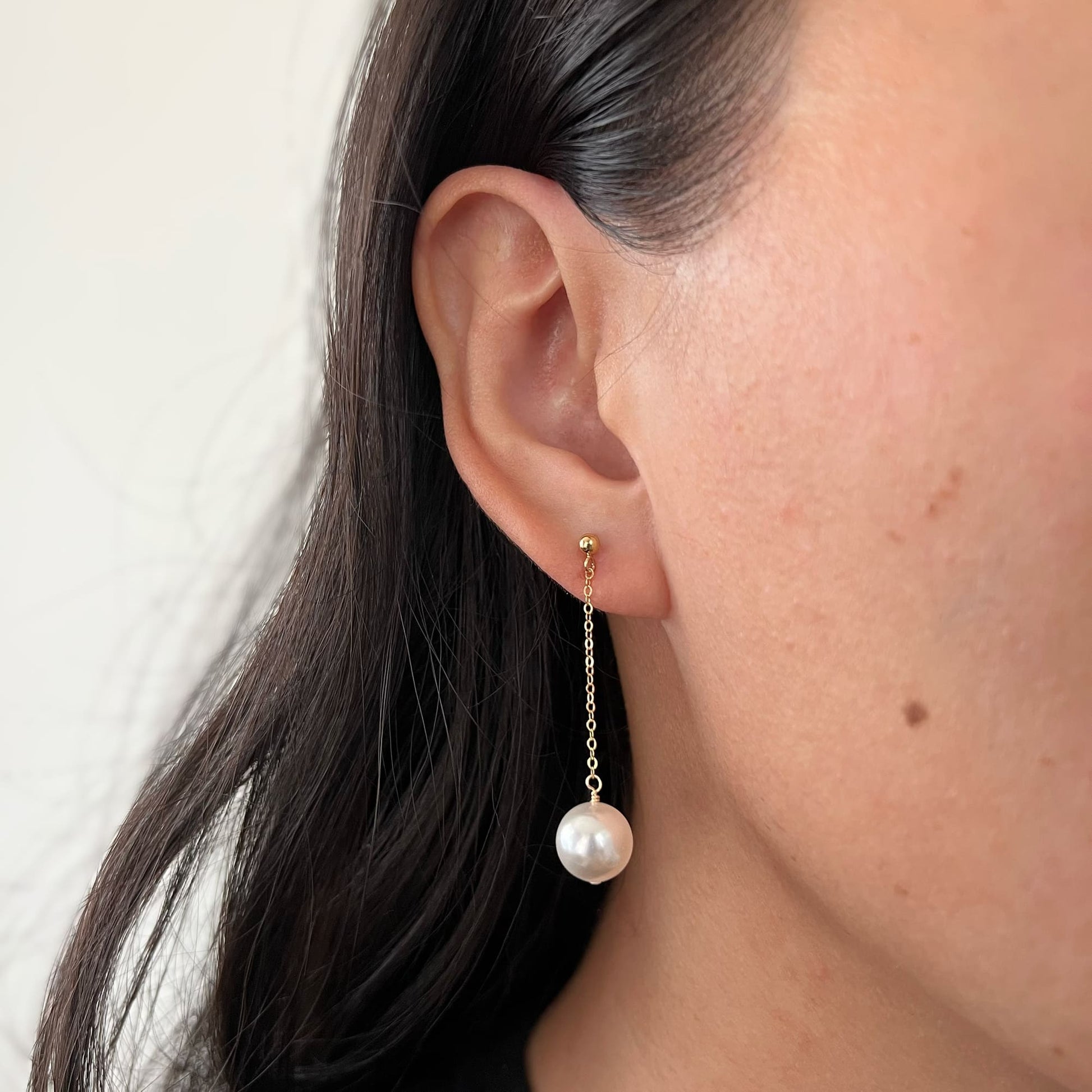 Everyday sophistication: Classic drop earrings, lightweight and comfortable, with a timeless design.