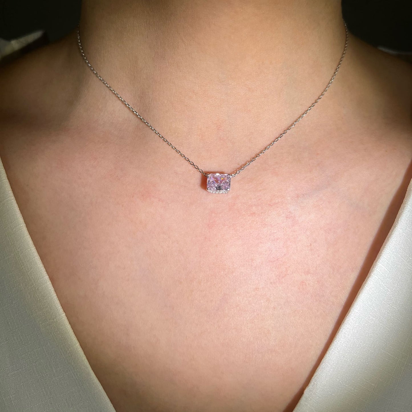 Classic meets contemporary: 2 Ct. simulated diamond on the Radiant Necklace