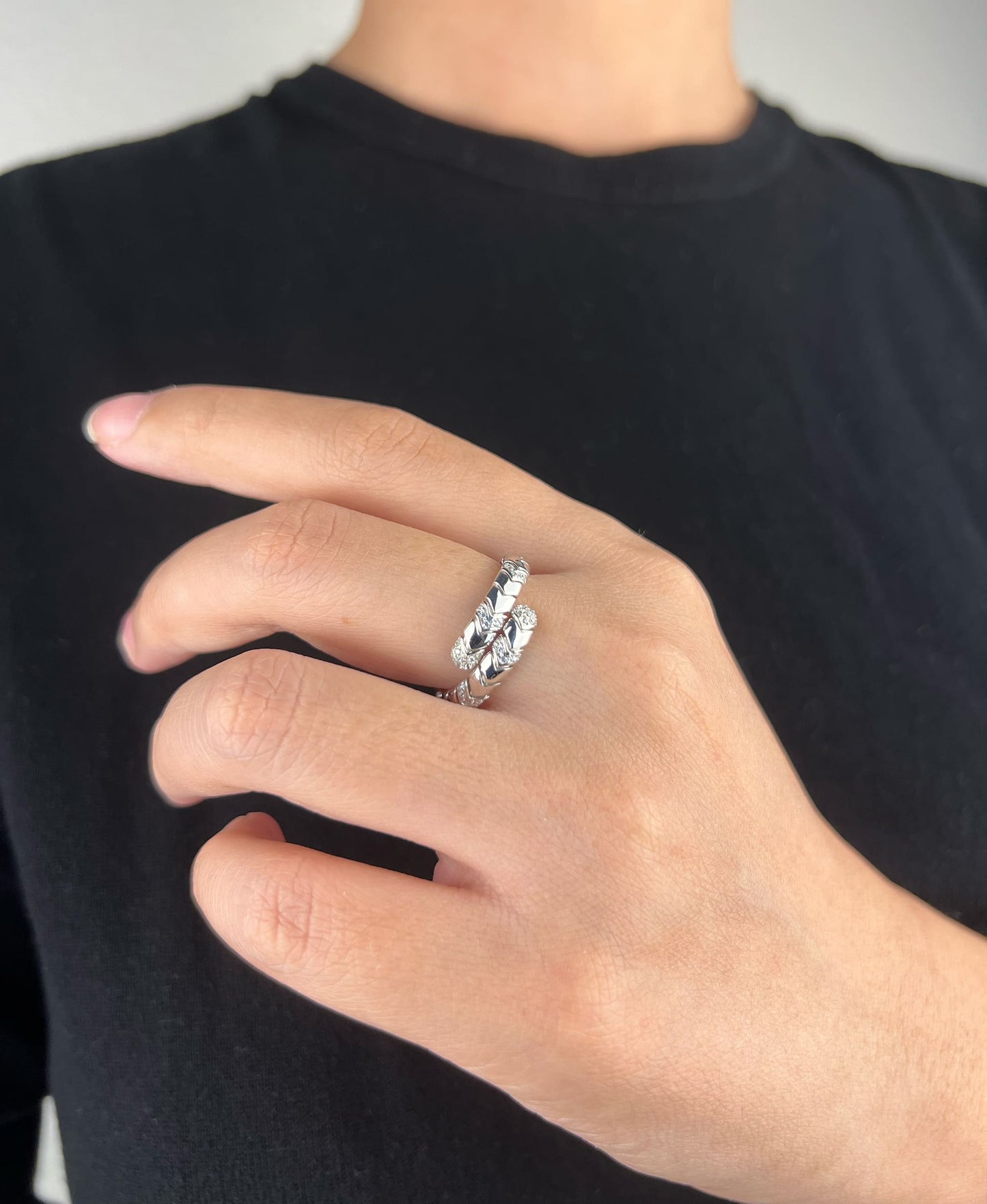 Minimalist yet captivating: Serpent Ring complements every mood