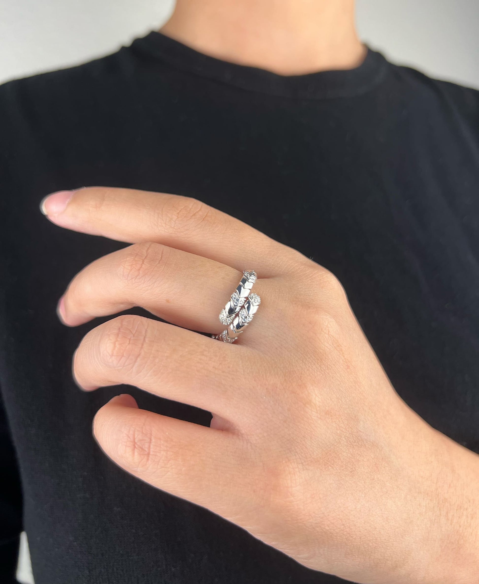 Minimalist yet captivating: Serpent Ring complements every mood