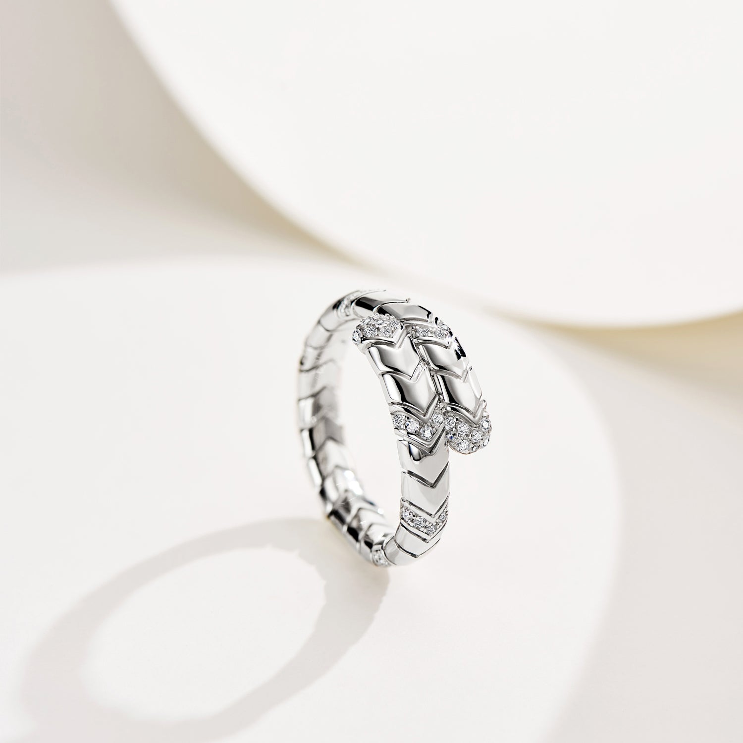 Intricately Crafted Silver Ring: Captivating Minimalist Style