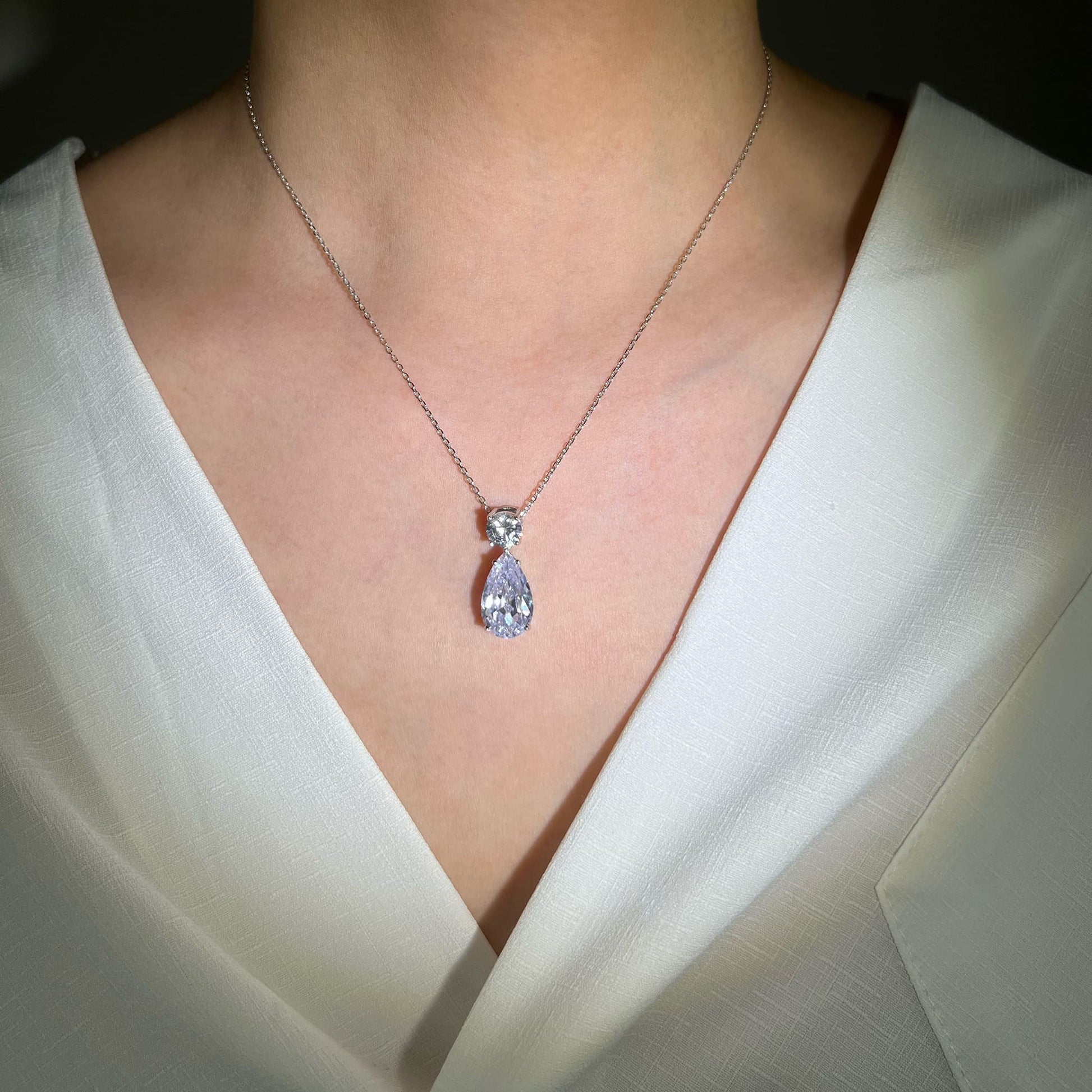 Glistening like a dewdrop: Simulated diamond on the Stellar Dewdrop Pendant