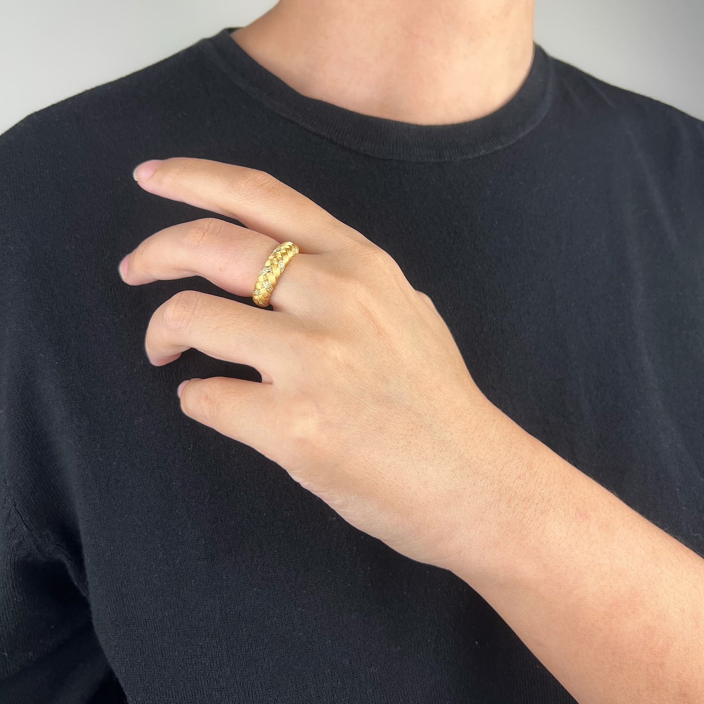 Versatile elegance: Woven Ring in warm golden tone